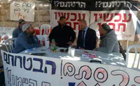 Bennett visits hunger striking Amona residents