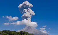 Впечатляющее видео. Извержение вулкана в Индонезии