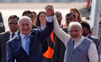 Prime Minister of India surprises Netanyahu at airport