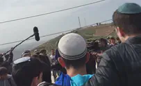 Осиротевшие студенты раввина Бен-Галя поют над могилой