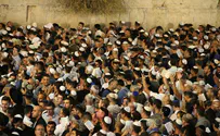 Watch: Thousands at Western Wall on Yom Kippur eve