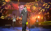 Watch: Meilech Kohn & Avraham Fried sing the Hakafos Medley