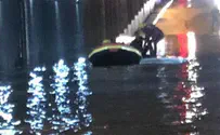 Видео: спасение водителя из затопленного туннеля