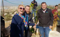 Roseanne Barr visits Samaria, lauds settlers