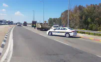 תיעוד: נגמ"ש נפל ממשאית בכביש המהיר