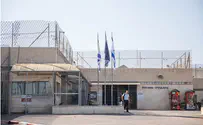 לעבור את חג החירות בתא כלא מבודד 