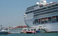 צפו: ספינת ענקית מתנגשת במזח בונציה
