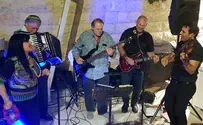 צפו: מיייק האקבי על הגיטרה בירושלים