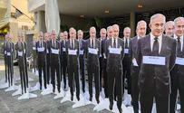Необычная акция протеста: 40 картонных Нетаньяху