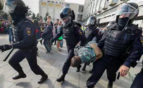 Кулаком в живот женщине. Зверства московской полиции. Видео