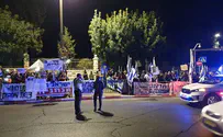 For & against: Hundreds demonstrate outside Netanyahu's home