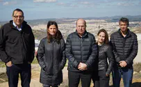 Ya'alon in Gush Etzion: 'We will not sit with Bibi or with Tibi'