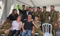 מרגש: החברים לנשק שרים עם הורי החייל