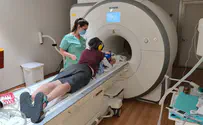 תיעוד: נכנסה עם בנה לתוך ה-MRI