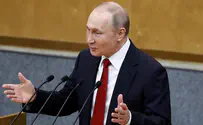 Смотрим: За что Путину вручили килограмм асфальта?