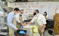 Welfare Minister packs food at Chabad charity factory