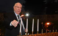 Президент Ривлин с соседями зажигает ханукальные свечи 