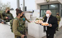 נשיא המדינה חילק סופגניות לחיילים