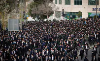 Police under fire for mass haredi gathering at rabbi's funeral