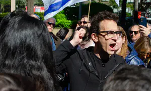 מפגינים נעצרו, מרצה ישראלי סורב כניסה