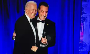 ברק רביד מקבל פרס עיתונות מהנשיא ביידן
