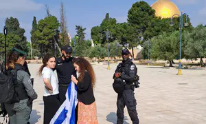 התעטפה עם דגל ישראל בהר הבית ונעצרה