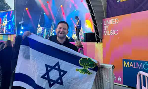 שוטרים עיכבו את גיא הוכמן שהניף דגל ישראל