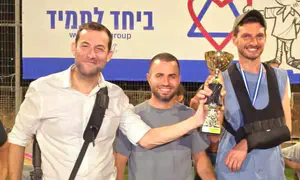 השוער נפצע קשה בעזה העניק גביעים