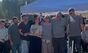 Family of fallen soldier sings next to his grave