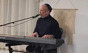 Yonatan Razel plays in memory of fallen soldier