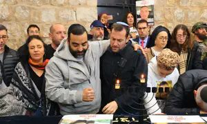 משפחות חטופים הדליקו נרות חנוכה בקבר יוסף