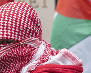 פרו פלסטינית איימה, נעצרה ופוטרה מעבודתה