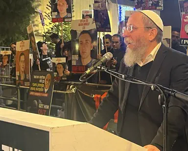 הרב רימון השתתף בעצרת בכיכר החטופים