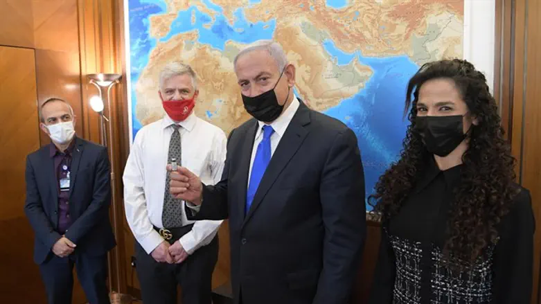Netanyahu with medicine developers
