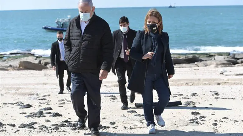 Netanyahu and Gamliel on polluted beach in Ashdod