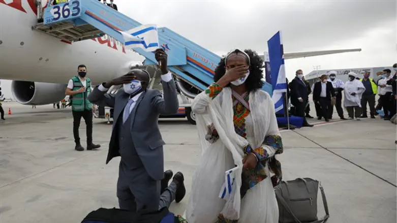 Ethiopian immigrants arriving in Israel on the final flight of Operation Zur Isr