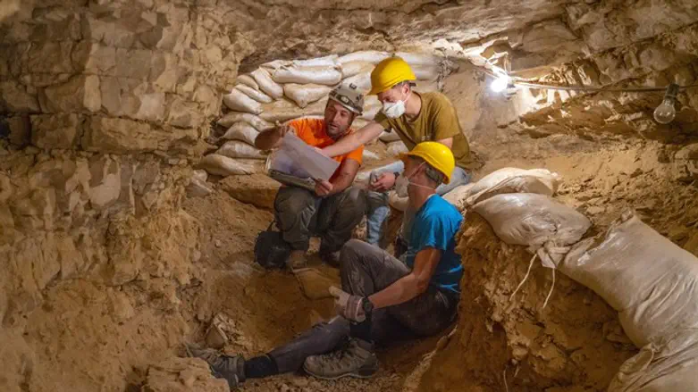 Волонтеры на раскопках в Пещере ужасов