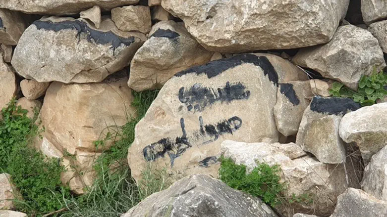 Надпись на арабском языке на алтаре Иисуса Навина