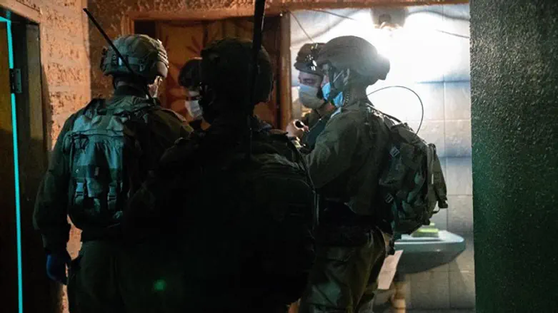 Бойцы спецназа производят аресты террористов. Иллюстрация