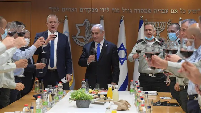 Биньямин Нетаньяху с бокалом