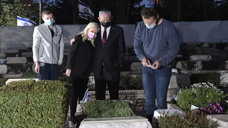 Семья премьер-министра на могиле Йони Нетаньяху
