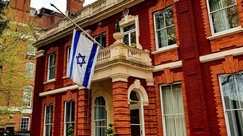 דגל ישראל בחצי התורן בשגרירות ישראל בלונדון