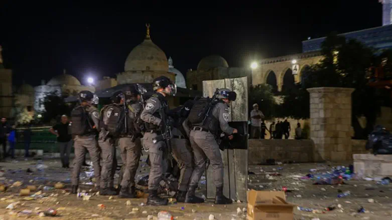 Police clash with Arab rioters at Al-Aqsa Mosque compound