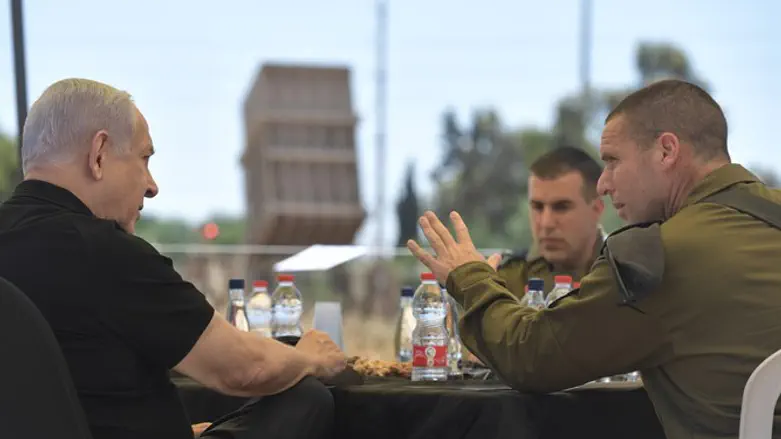 Биньямин Нетаньяху у батареи "Железный купол"