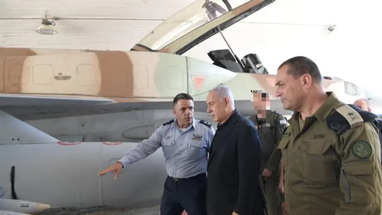 Биньясмин Нетаньяху на военной базе Хацерим
