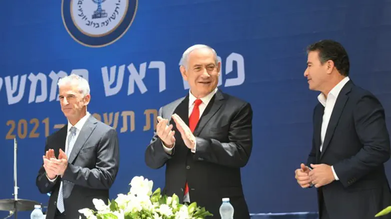 Netanyahu with new and outgoing Mossad chiefs