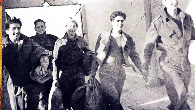 שלמה רוזנברג (במרכז התמונה) משתחרר מהשבי המצרי