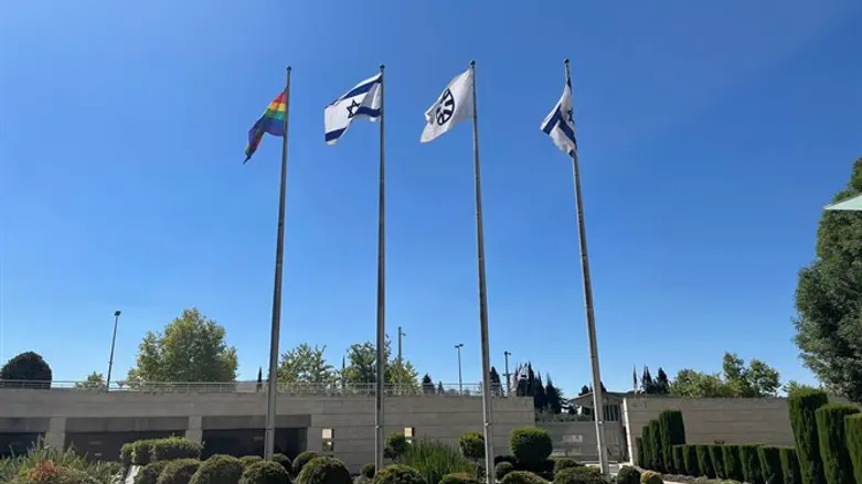דגל הלהט"ב מתנוסס מחוץ למשרד החוץ