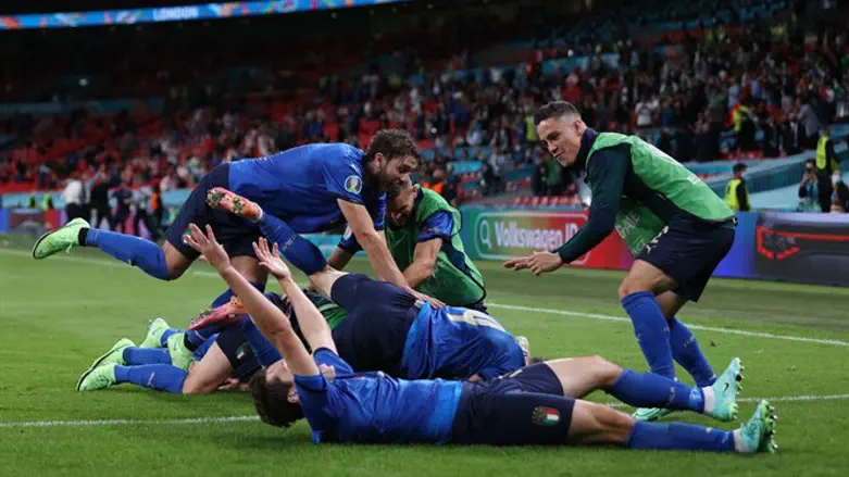 שחקני איטליה חוגגים ניצחון דרמטי