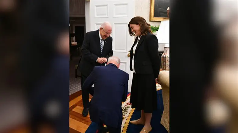 Biden kneels in the White House